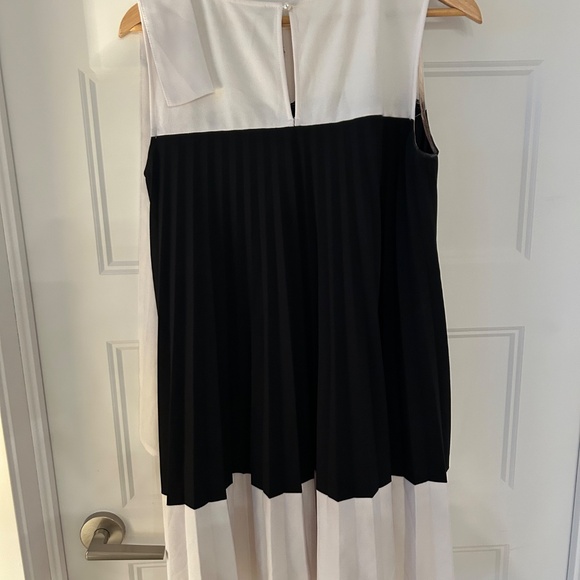 Rinascimento Black & White Pleated Dress – Made in Italy – Size M - Picture 3 of 4